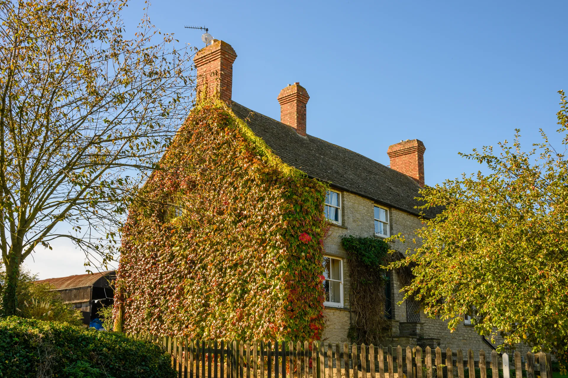 an-old-country-farmhouse-2023-11-27-05-08-56-utc an-old-country-farmhouse-2023-11-27-05-08-56-utc